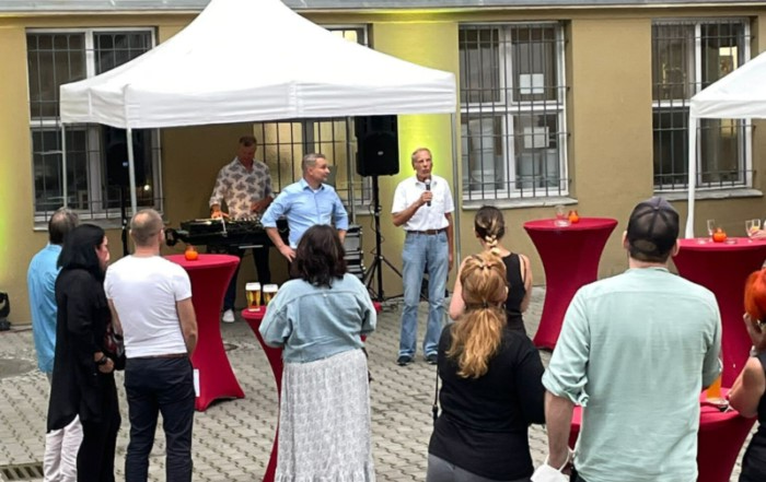 Vorstandsvorsitzender Dr. Mai und Geschäftsführer Schirmer bei der Eröffnungsrede zum Sommerfest bei VITA e.V.